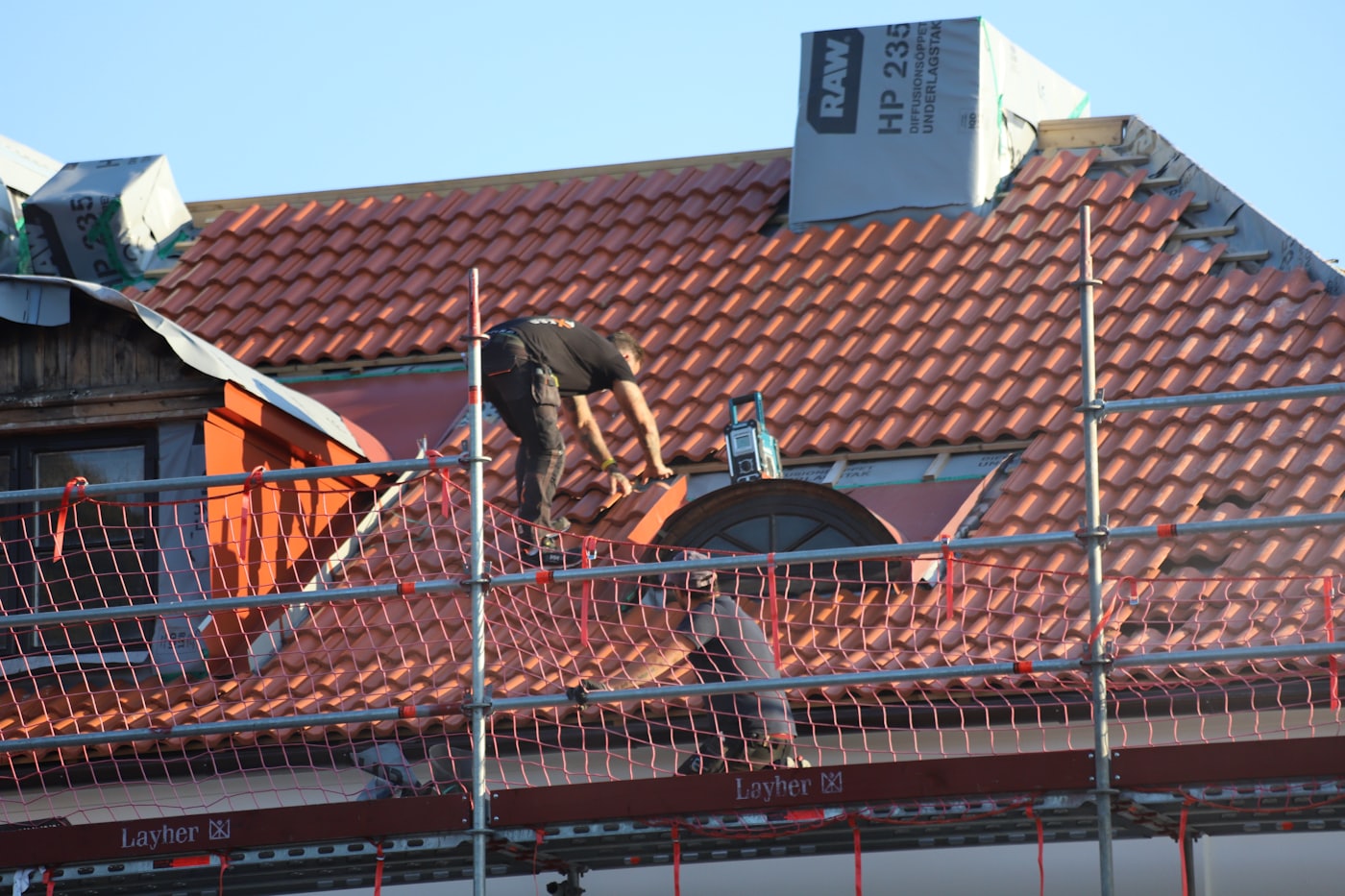 Travaux de zinguerie sur une corniche