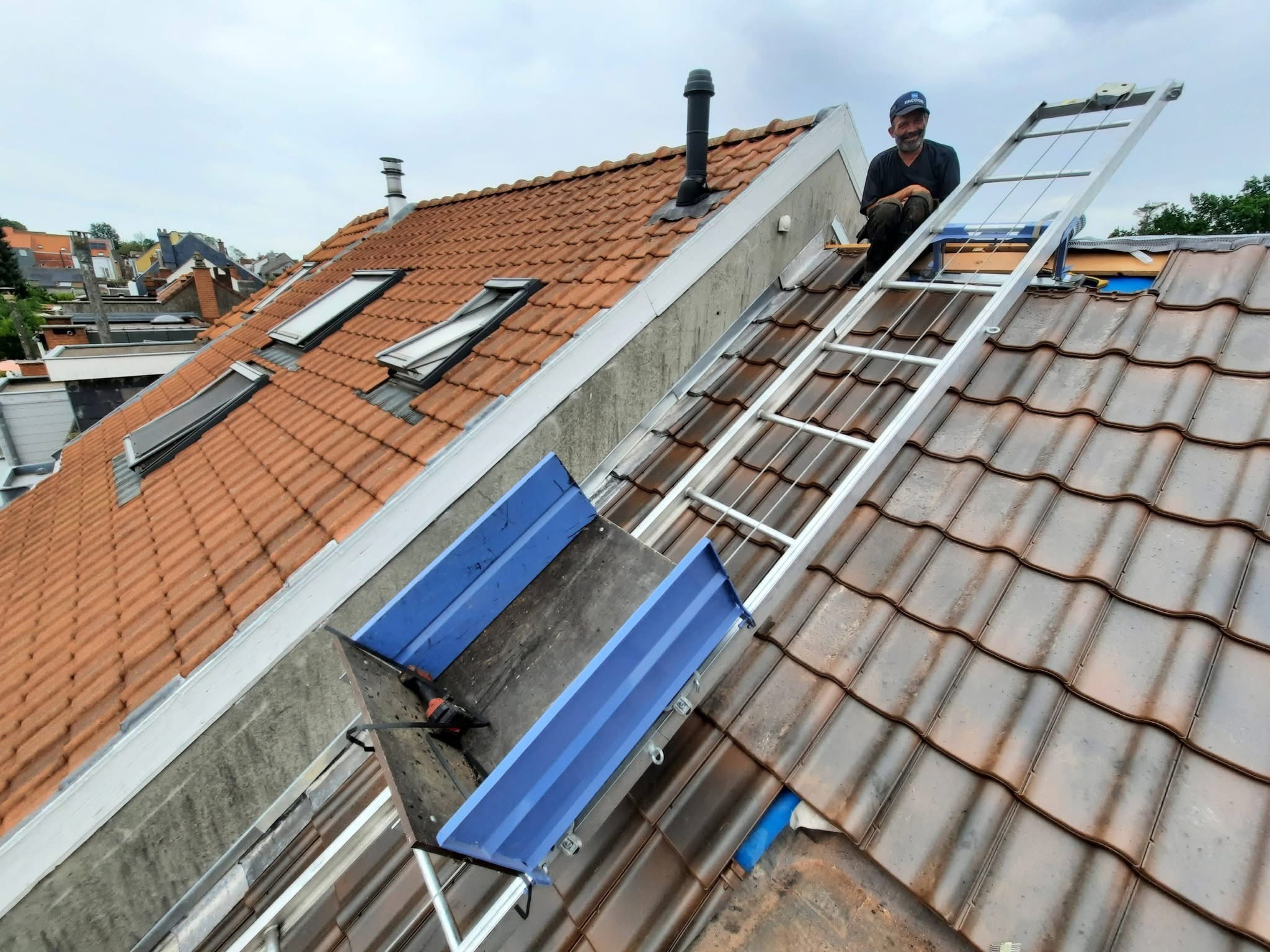 Corniche et gouttière en zinc posées à neuf