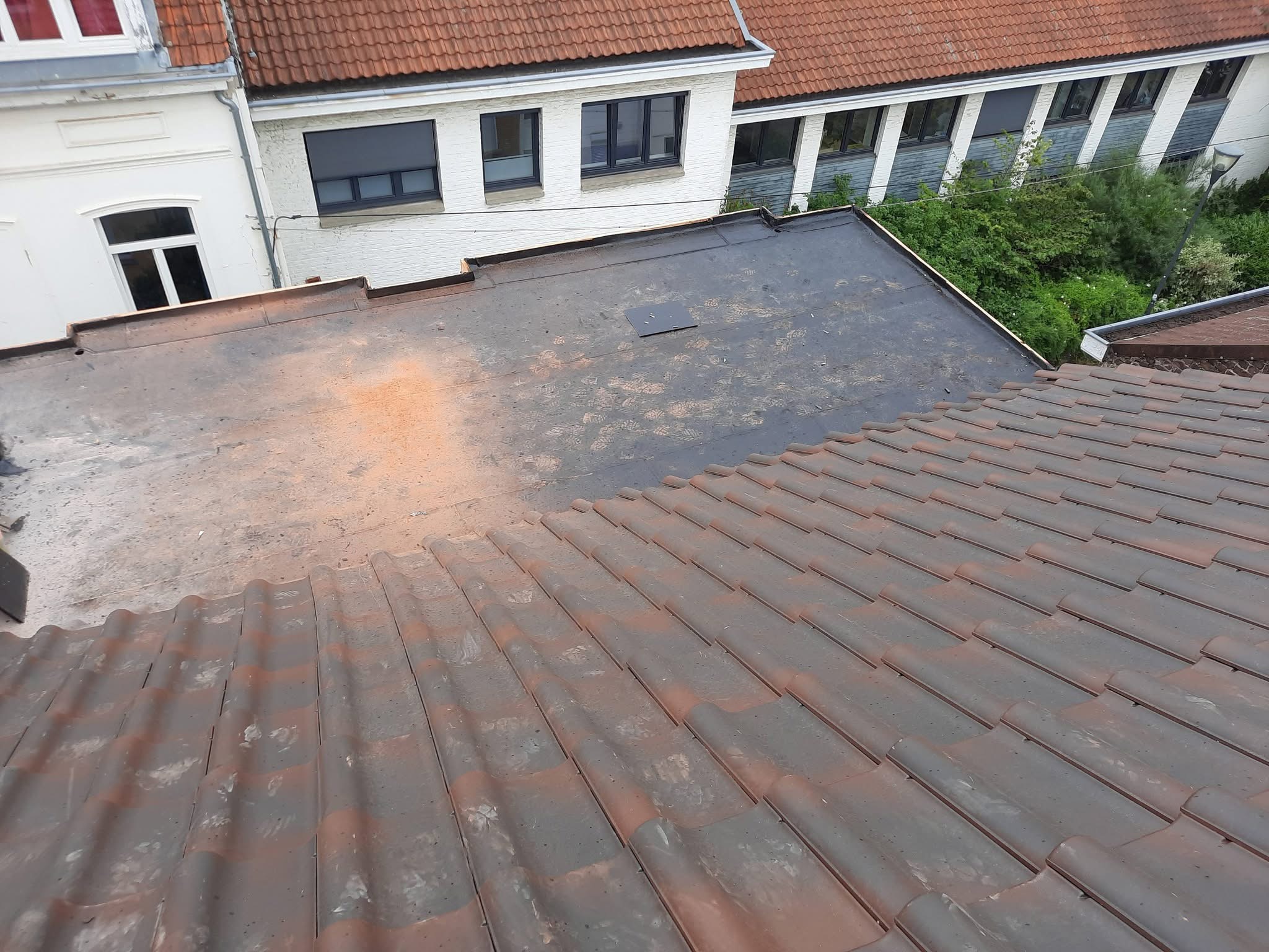 Détail d'une couverture en tuiles fraîchement posée